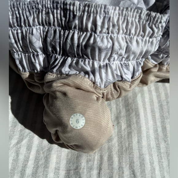 Lululemon hotty hot shorts - Picture 5 of 7